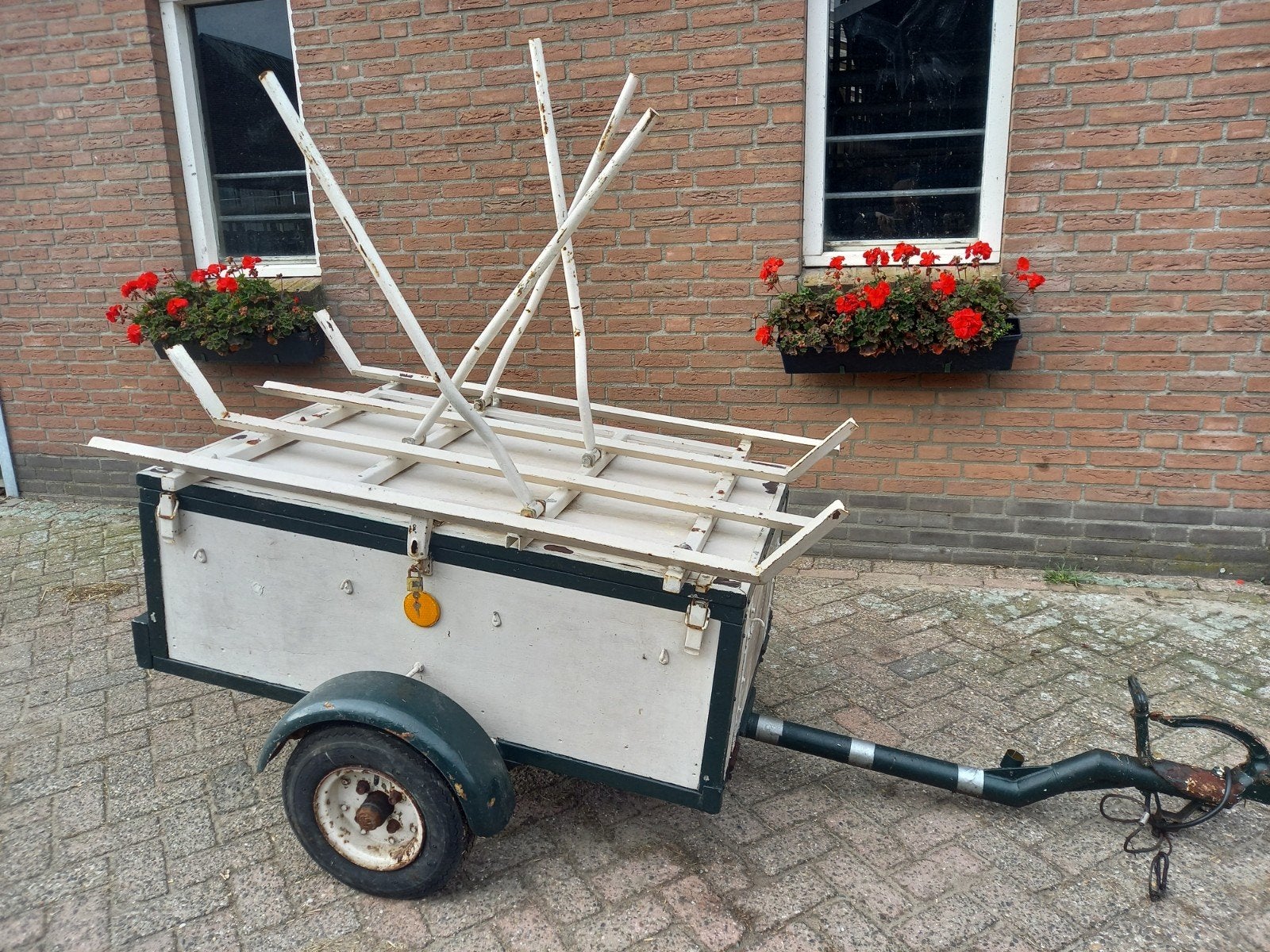 Kleine aanhanger geschikt voor oa fietsen, Ophalen