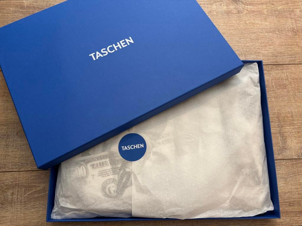 Pouch Helmut Newton Taschen  Vrouwenhand Dollars, Ophalen of Verzenden, Nieuw, Zwart, Avondtasje
