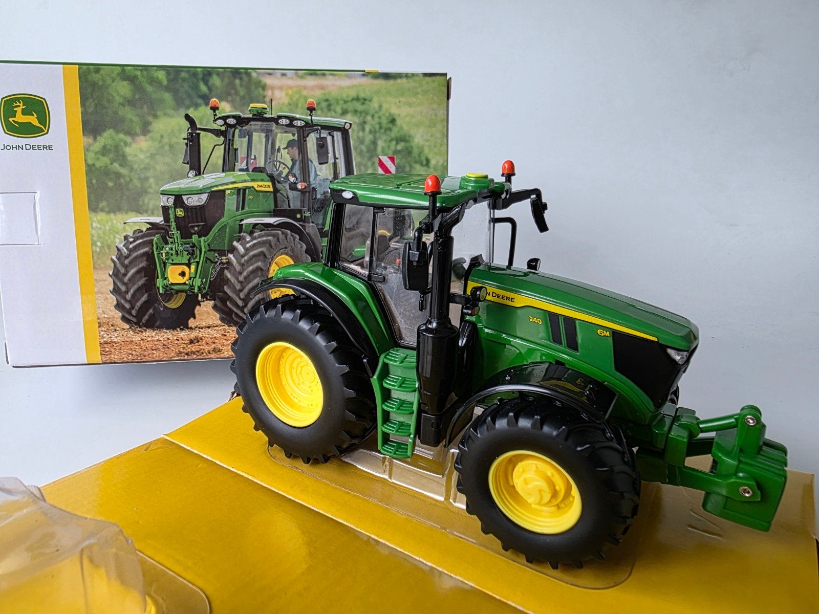 JOHN DEERE 6M 240 BRITAINS 1:32, Ophalen of Verzenden, Nieuw, Tractor of Landbouw, Britains