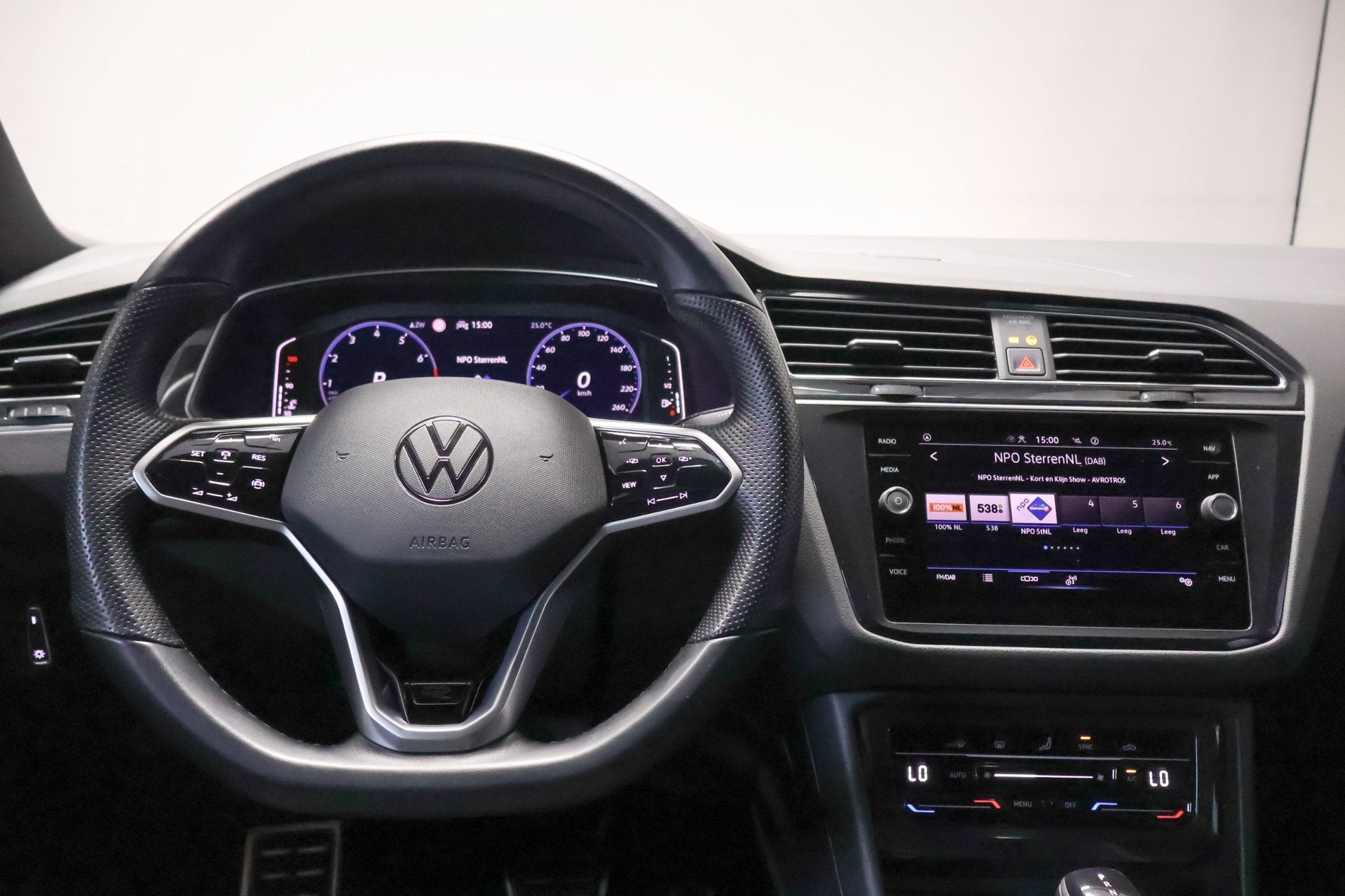 Volkswagen Tiguan 1.5 TSI R-Line Business+, Auto's, Euro 6, 4 cilinders, Wit, Origineel Nederlands