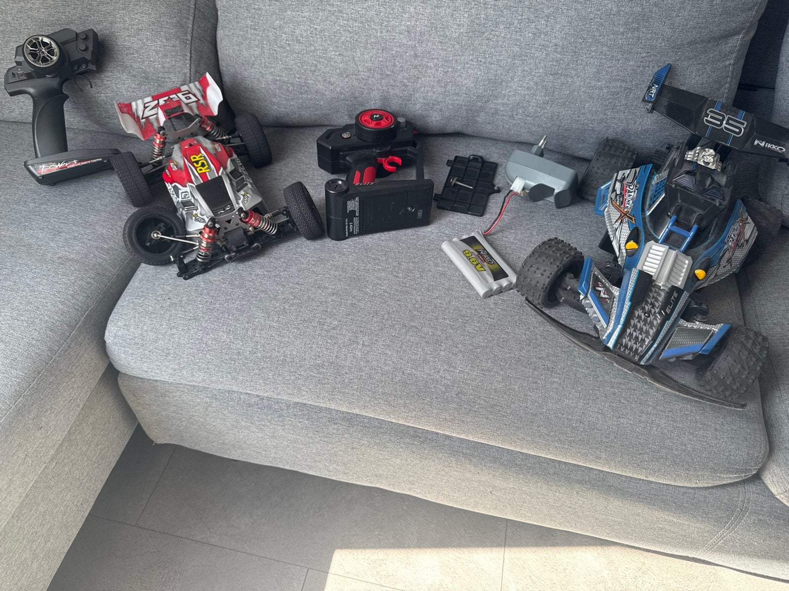 2 RC auto's met afstandsbedieningen en accessoires, Gebruikt, Auto offroad, Overige schalen, Ophalen