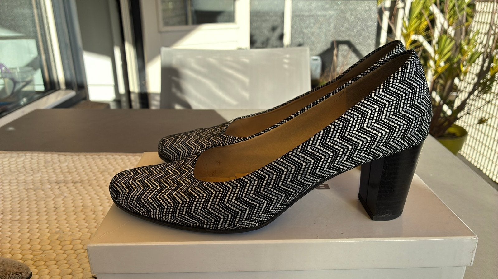 Brunate zwart witte pump maat 39, Ophalen of Verzenden, Gedragen, Zwart