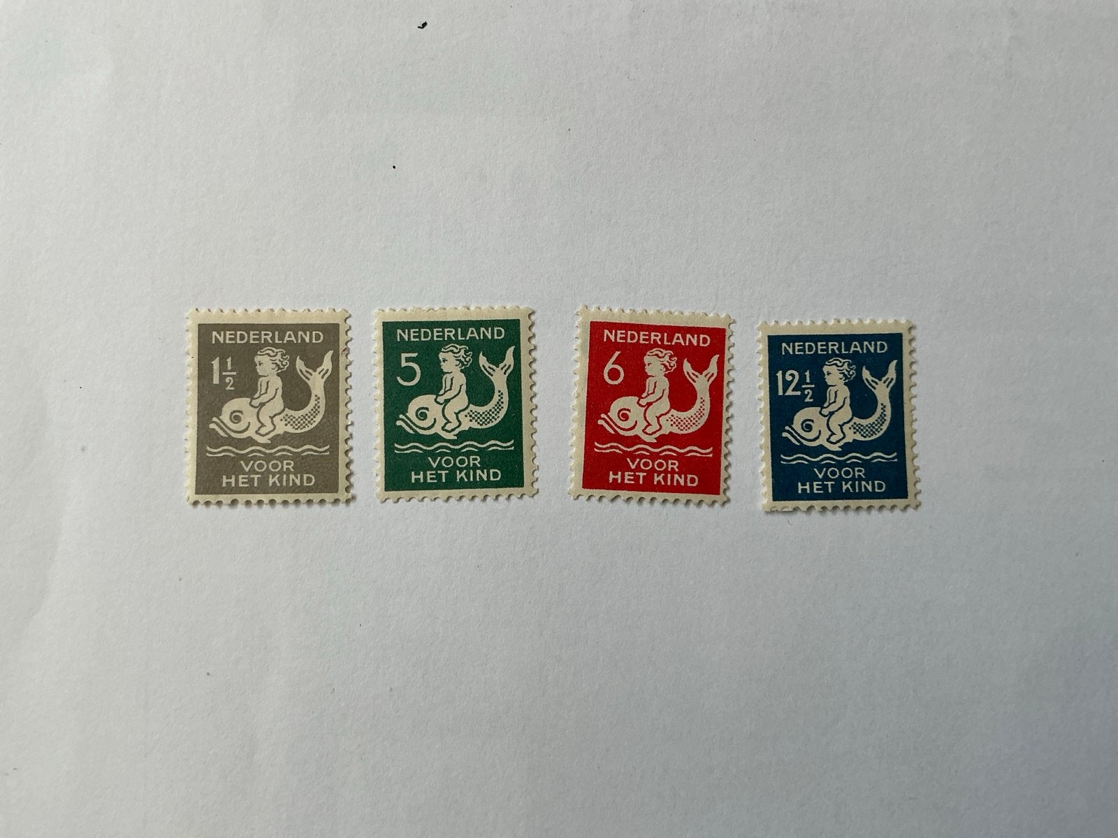 Zegels voor het kind 1929 (Nvph 225-228) met plakkerrest, Postzegels en Munten, Ophalen of Verzenden, T/m 1940, Postfris