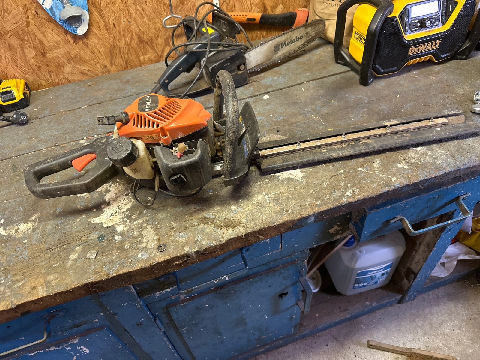 Hitachi heggenschaar - 9 jaar oud, 3x gebruikt, Ophalen of Verzenden, Gebruikt, Benzine