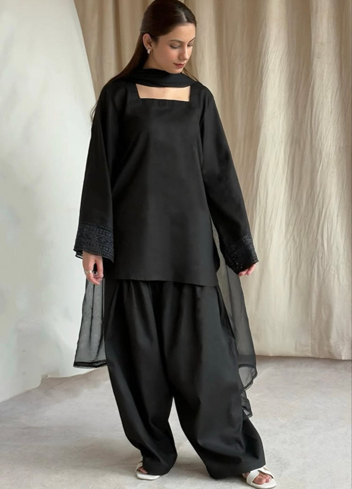 Zwarte Indiase Salwar Kameez met borduursel, Maat 38/40 (M), Zwart, Ophalen of Verzenden, Zo goed als nieuw