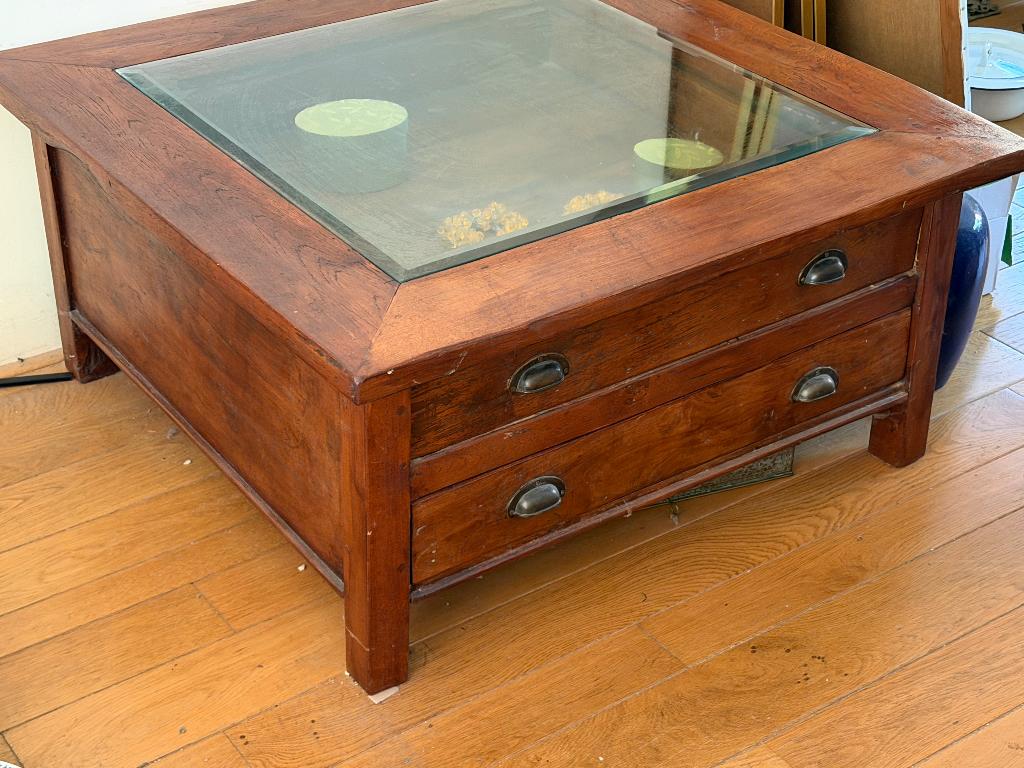 Stijvolle houten vitrinetafel met glasblad en 2 ruime lades., Huis en Inrichting, Tafels | Salontafels, Ophalen, Gebruikt, 50 tot 100 cm