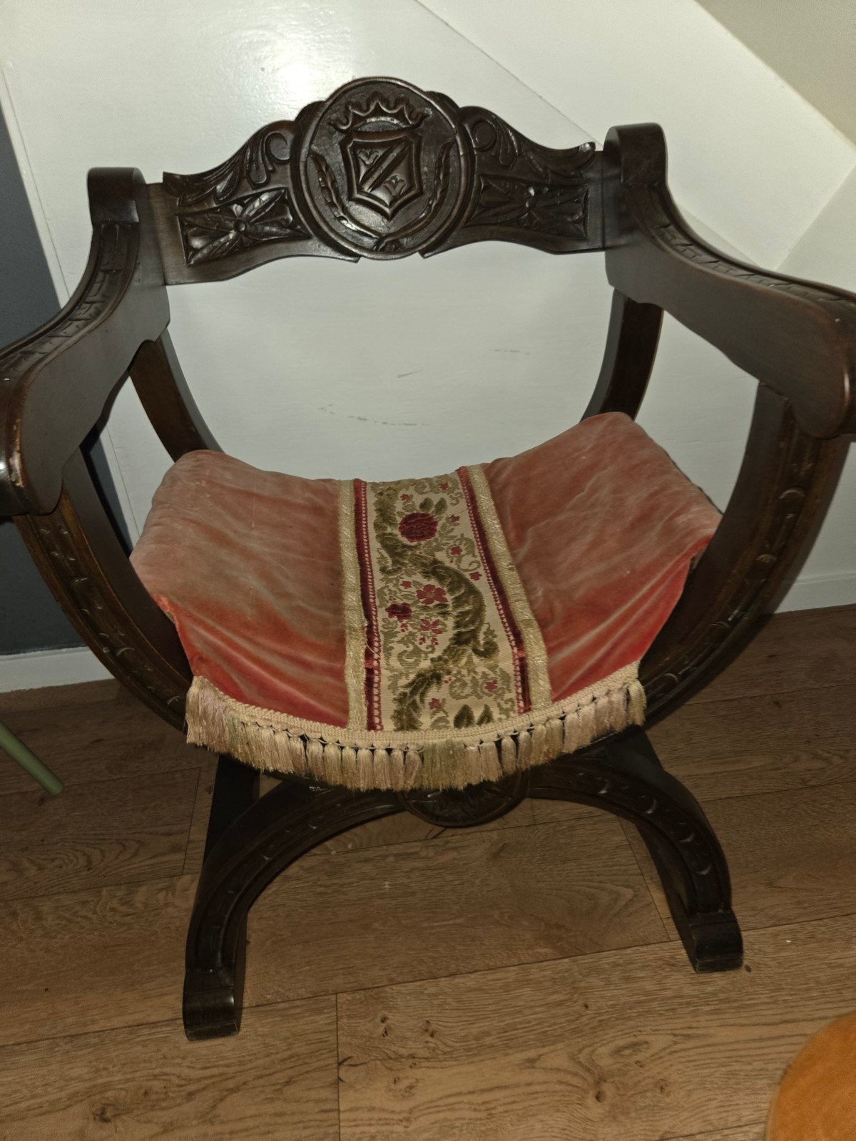 Antieke Curule Stoel met Wapenreliëf en Fluweel Kussen, Antiek en Kunst, Ophalen