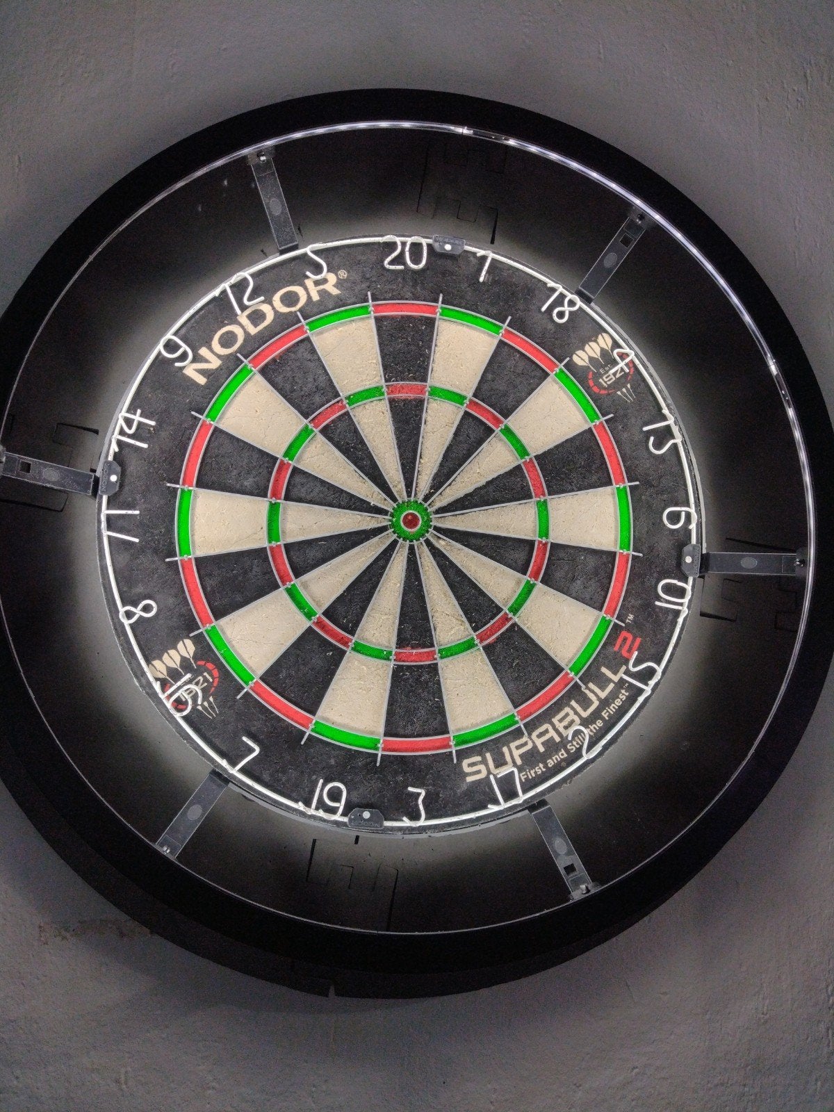 Mooi dartbord met surround en verlichting, Ophalen, Gebruikt, Dartbord