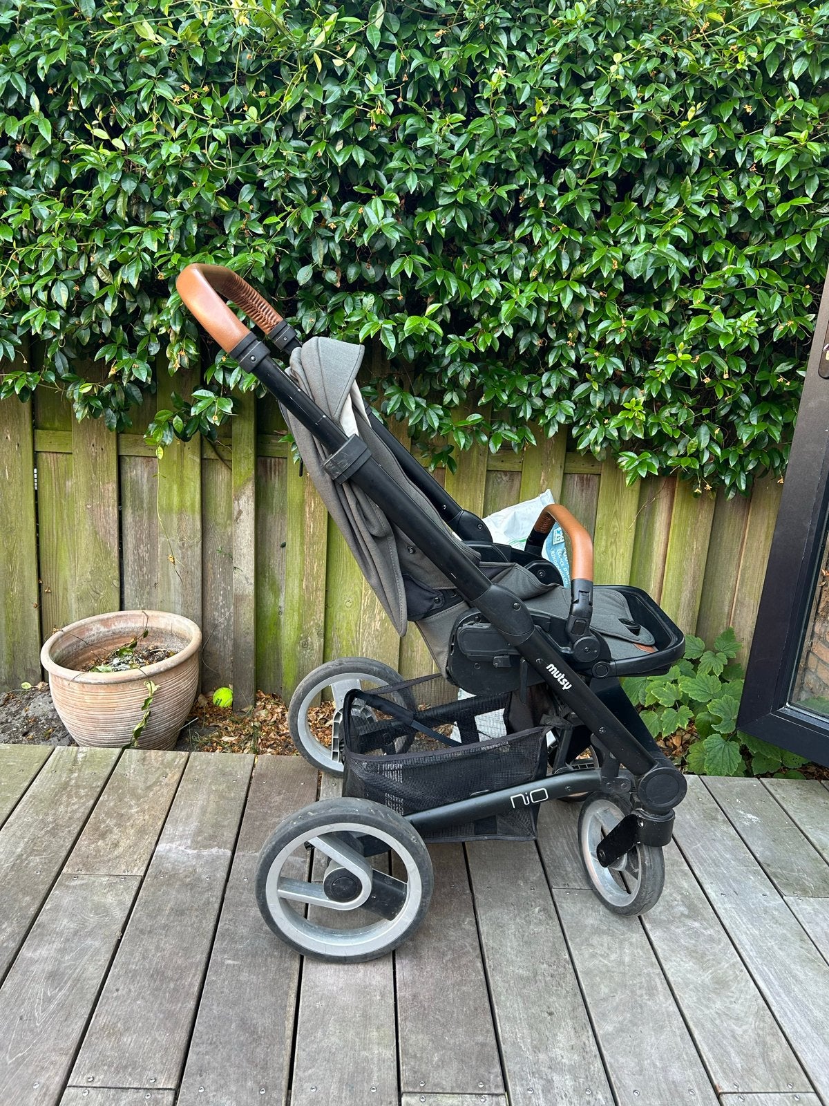 Mutsy Nio kinderwagen - Pine Green met reiswieg, Ophalen, Gebruikt, Combiwagen, Met reiswieg