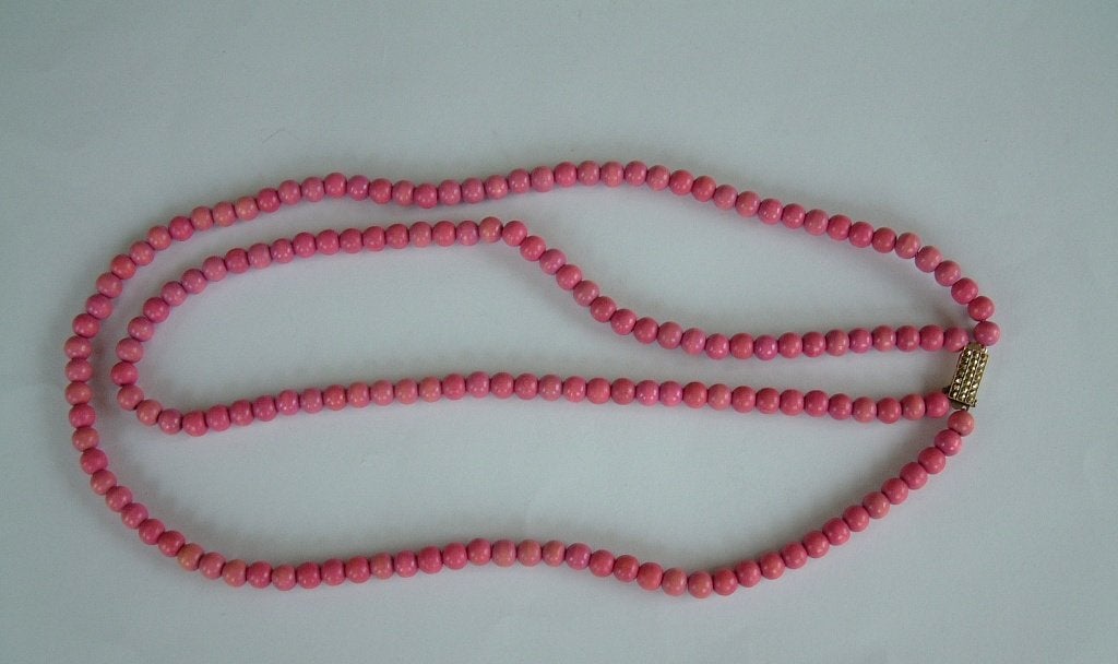 oud dubbel snoer roze houten kralen ketting uit jaren 60, Ophalen of Verzenden, Zo goed als nieuw, Roze, Overige materialen