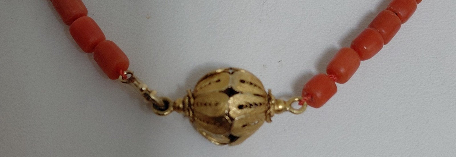 antieke bloedkoraal ketting met goudenornament en  sluiting, Verzenden, Goud, Ketting