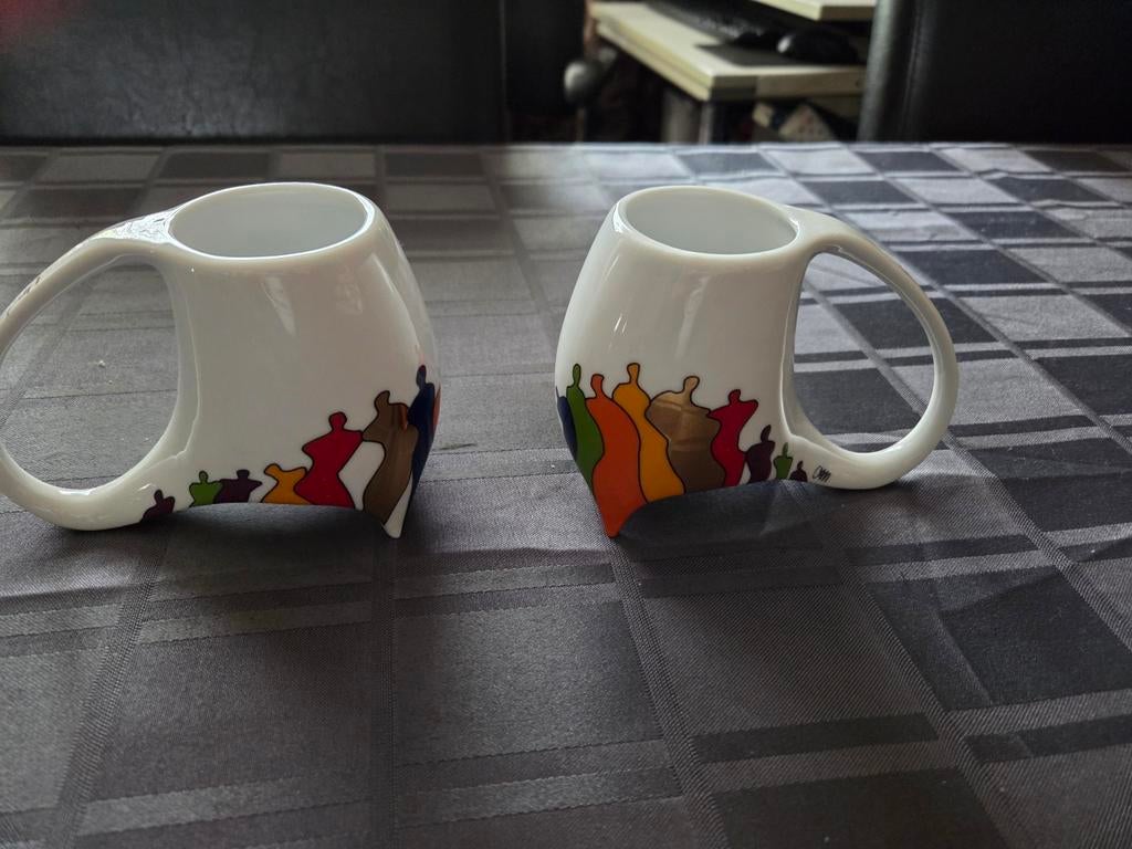 Set van 2 unieke Artihove Dutch Design mokken, Ophalen of Verzenden, Zo goed als nieuw, Overige stijlen, Kop(pen) en/of Schotel(s)