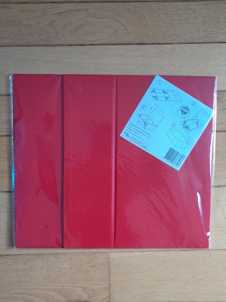 kartonnen doos rood 37 x 21 x 11 hoog, met goudkleurig lint, Ophalen of Verzenden, Nieuw, Versiering, Verjaardag