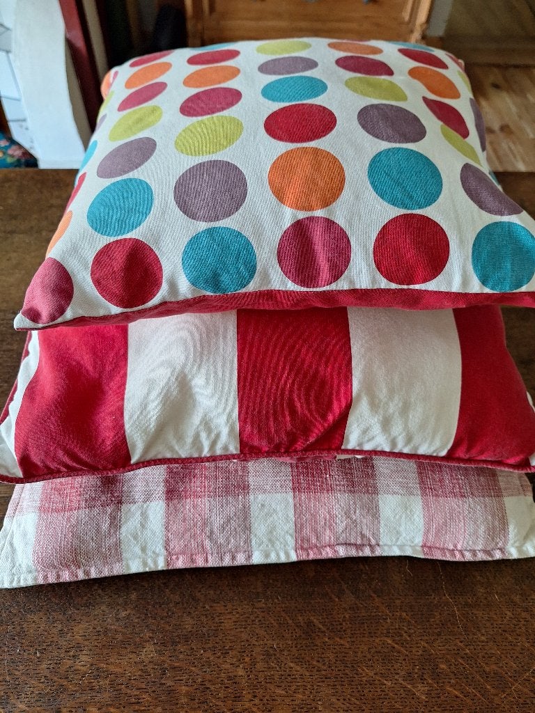 3 rood gekleurde kussens, Ophalen of Verzenden, Zo goed als nieuw, Rood, Vierkant
