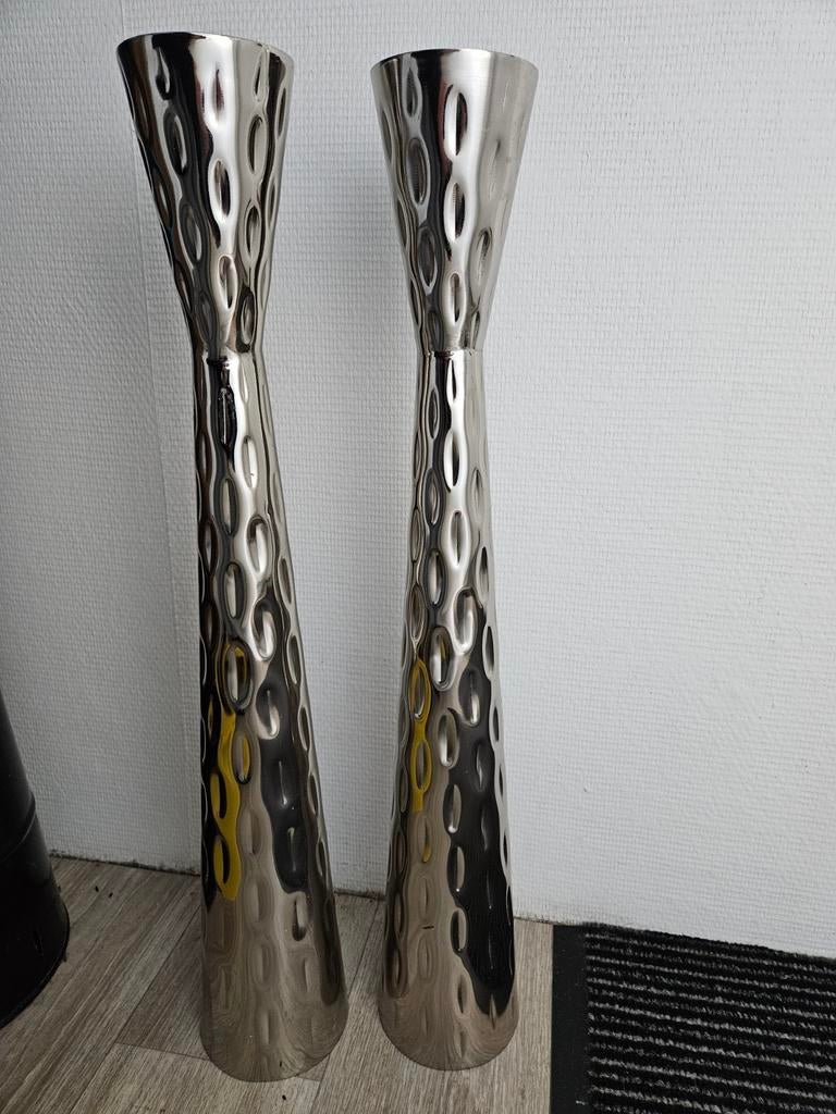 2 zilverkleurige kandelaars 66 cm hoog, Huis en Inrichting, Woonaccessoires | Vazen, Ophalen, Overige kleuren, Overige materialen