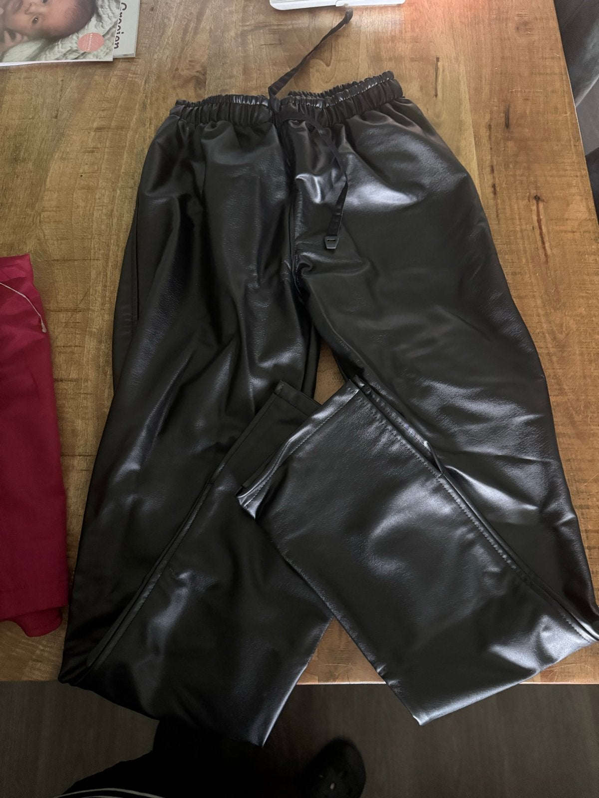 Nieuwe zwarte slim fit broek van imitatieleer, Zwart, Maat 46/48 (XL) of groter, Nieuw, Ophalen of Verzenden