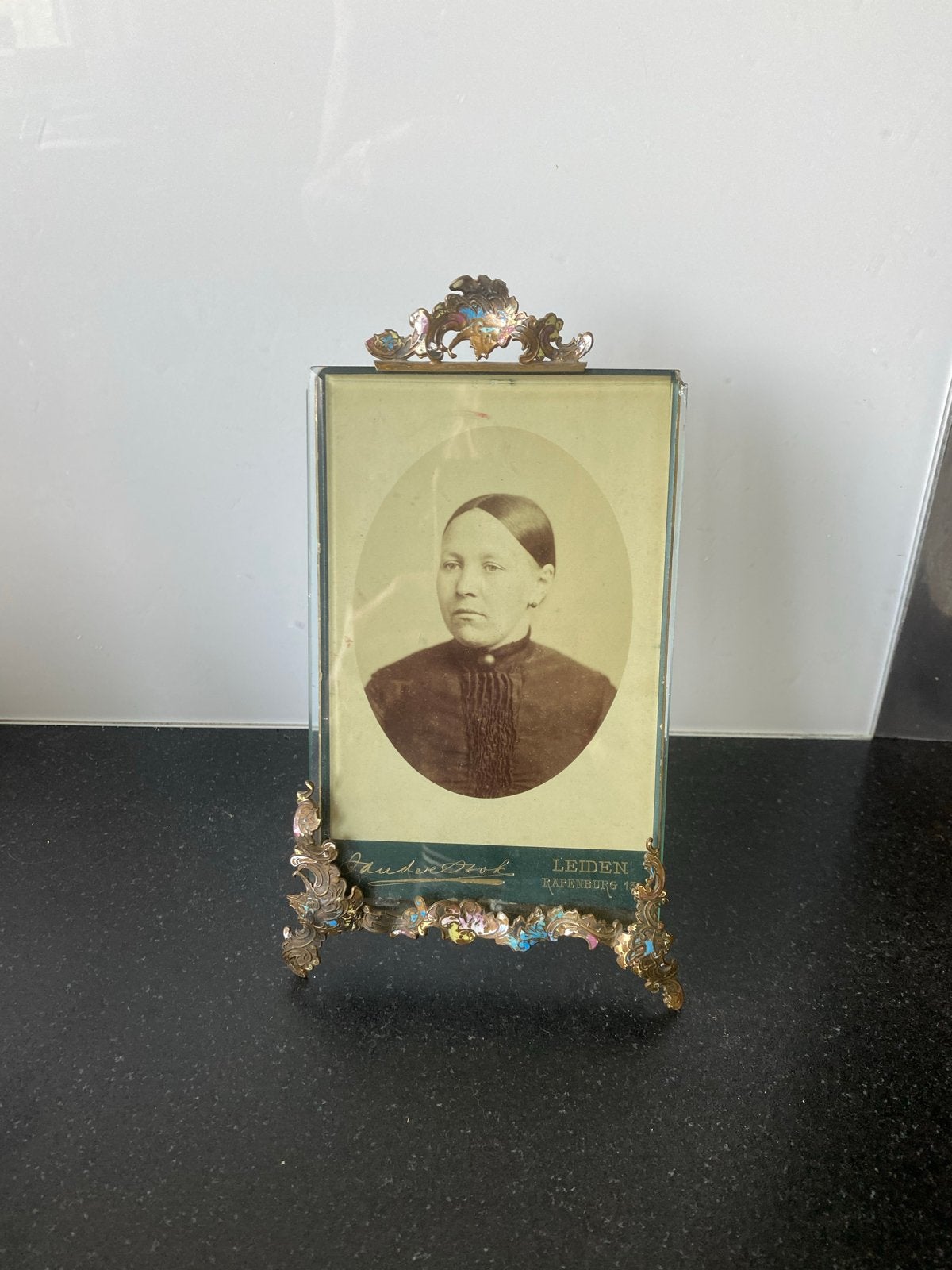 Antieke fotolijst met emaille decoratie, Gebruikt, Ophalen of Verzenden, Fotolijst, Met glas