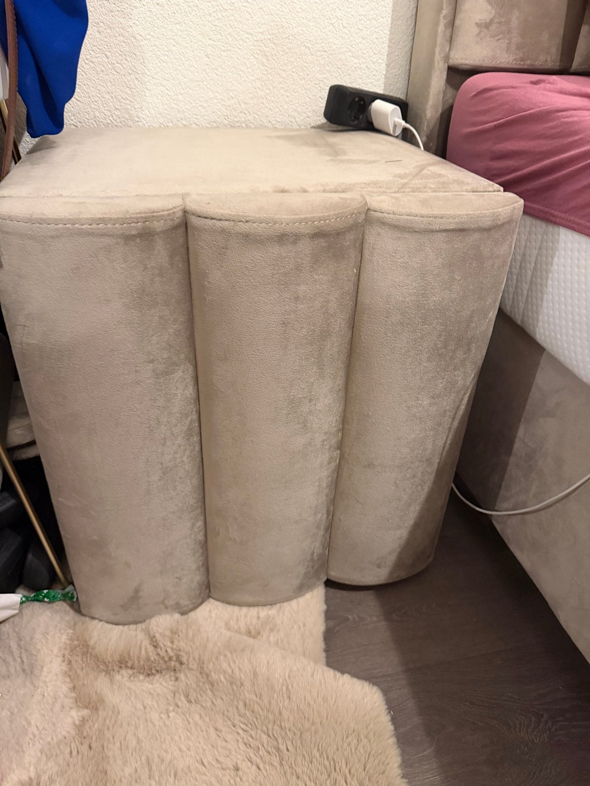 Twee beige/grijze nachtkastjes van suède stof, Ophalen, Zo goed als nieuw, Overige materialen