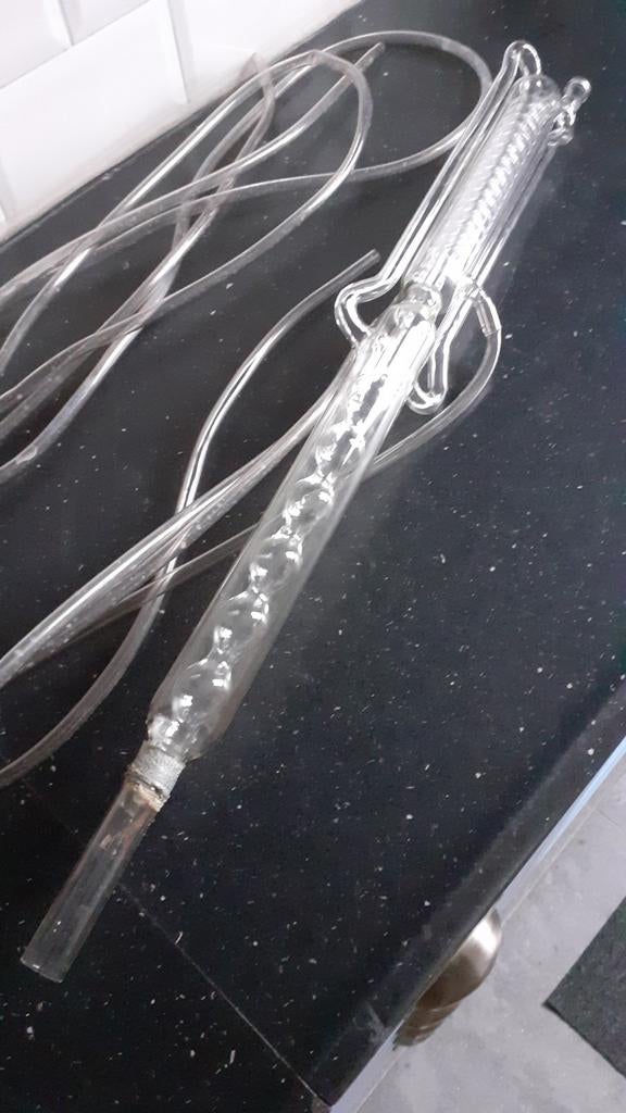 Laboratorium glas of distilleer glas met plastic slangen, Hobby en Vrije tijd, Overige Hobby en Vrije tijd, Ophalen, Zo goed als nieuw