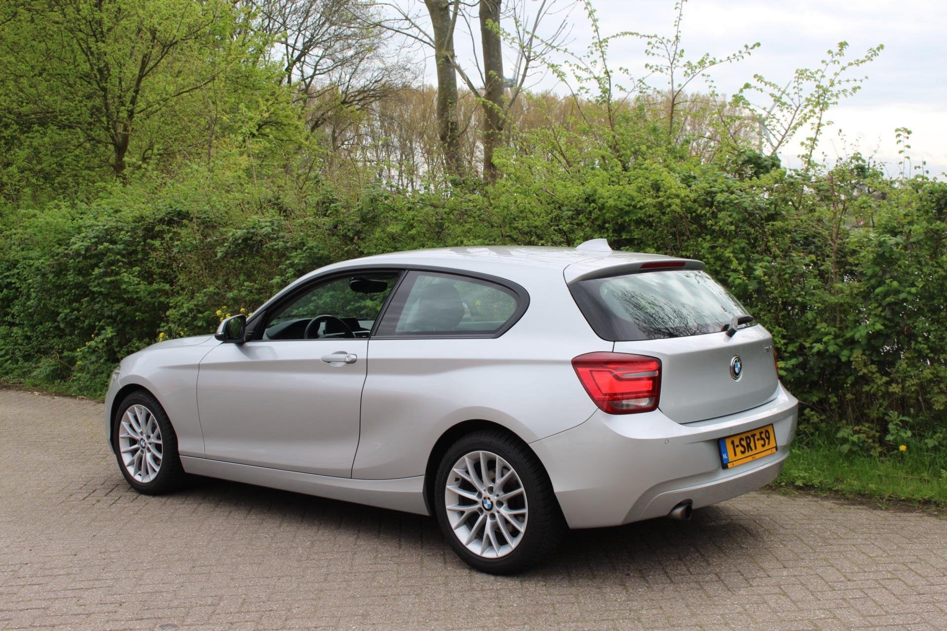 BMW 1-serie 116i Upgrade Edition *Leer *Xenon *Navi, Auto's, BMW, 1-Serie, Gebruikt, Zwart, 4 cilinders