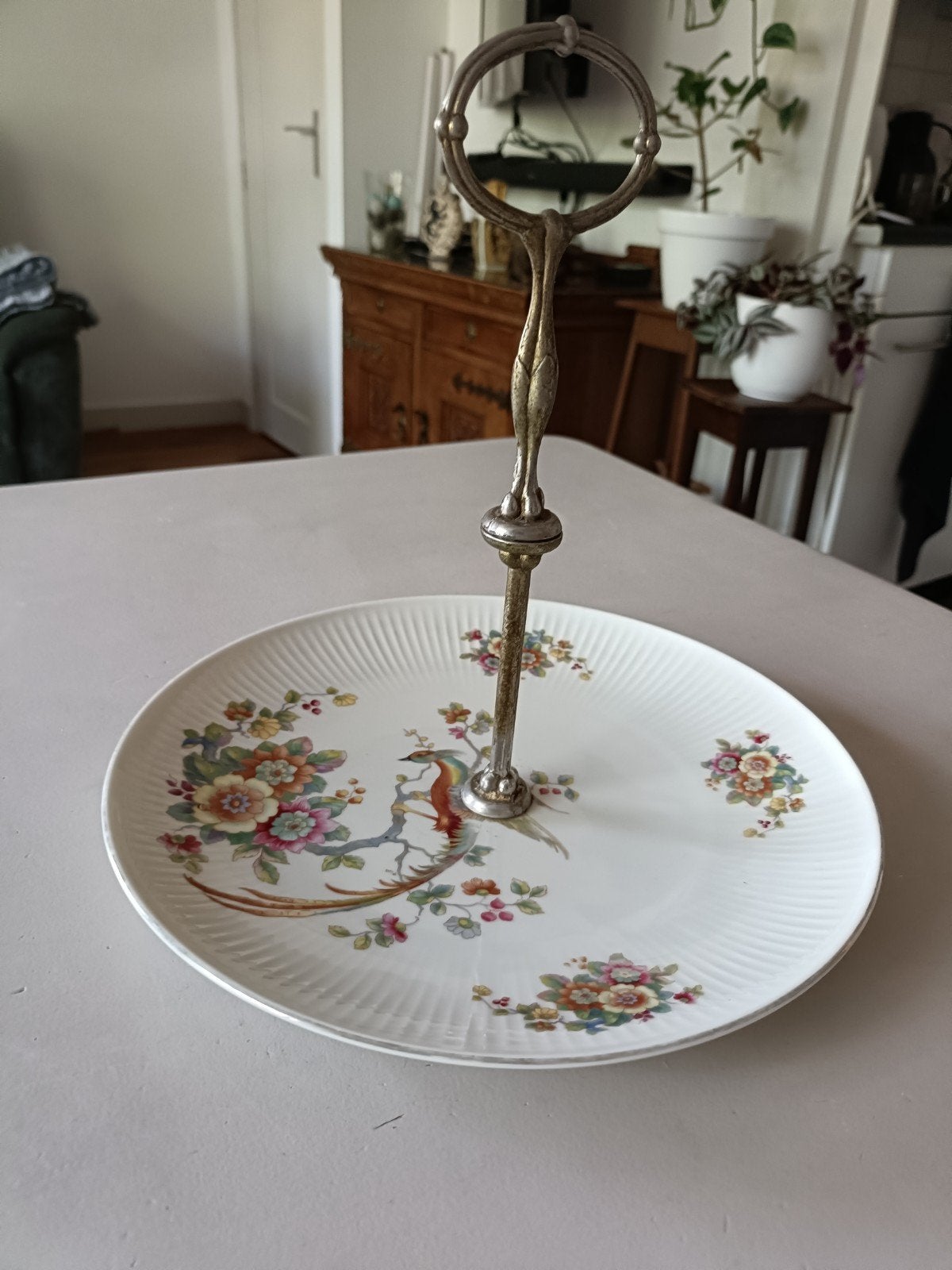 Etagère met vogel en bloemmotief.
Oud stuk met ijzeren handv, Huis en Inrichting, Ophalen of Verzenden