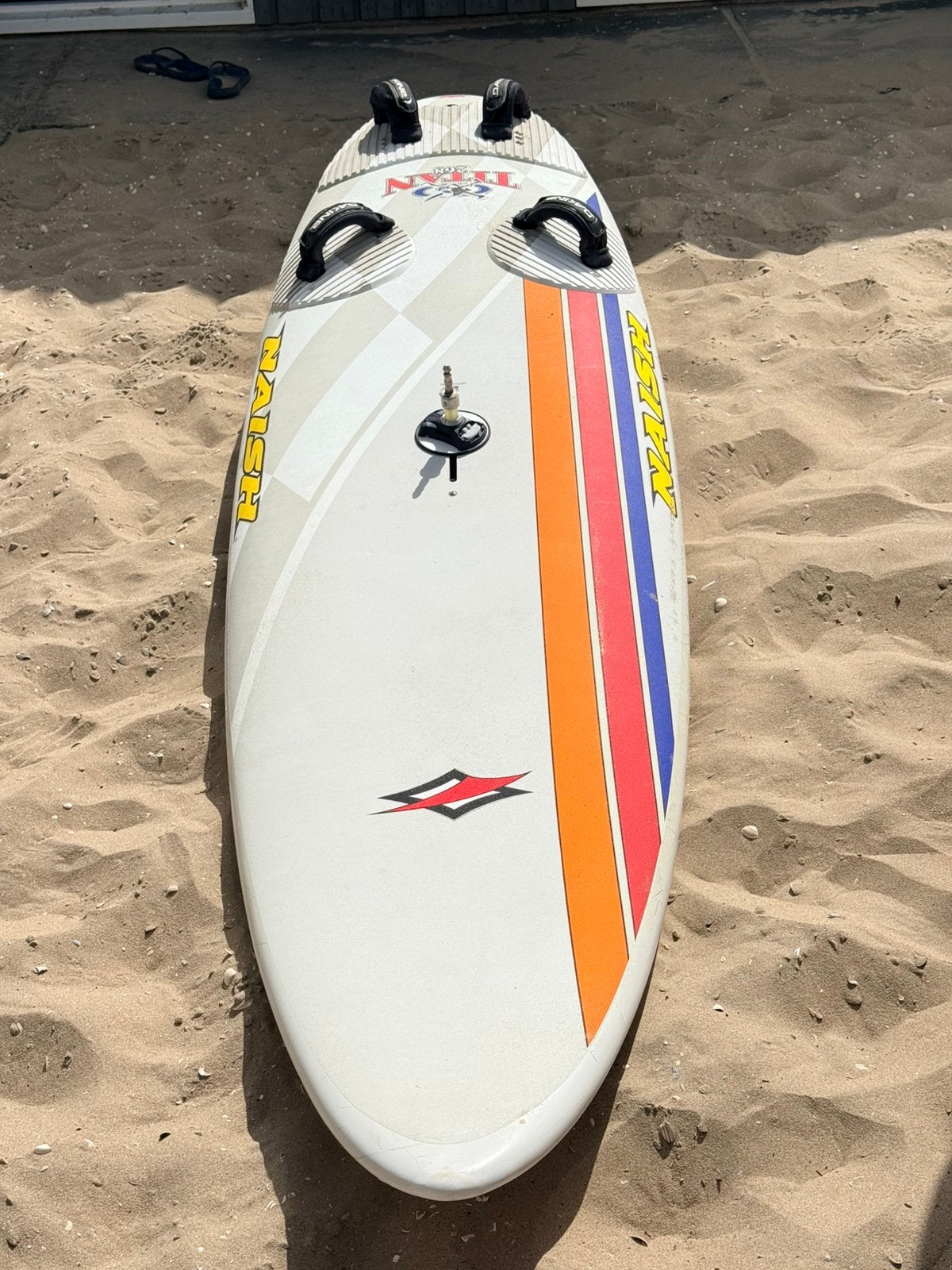 Naish Titan 268 windsurfplank 135L met vin en mastvoet, Watersport en Boten, Windsurfen, Ophalen, Met mastvoet, 250 tot 300 cm