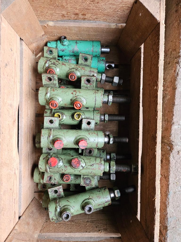 10 dubbelwerkende hydraulische cilinders, Ophalen
