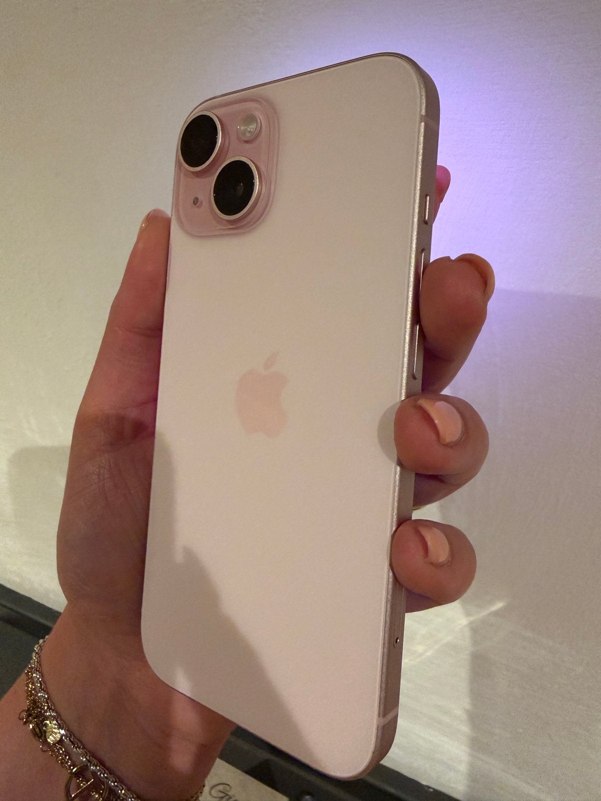 Apple iPhone 15 Roze 256GB - Zo goed als nieuw, Telecommunicatie, Mobiele telefoons | Apple iPhone, IPhone 15, 88 %, Zo goed als nieuw