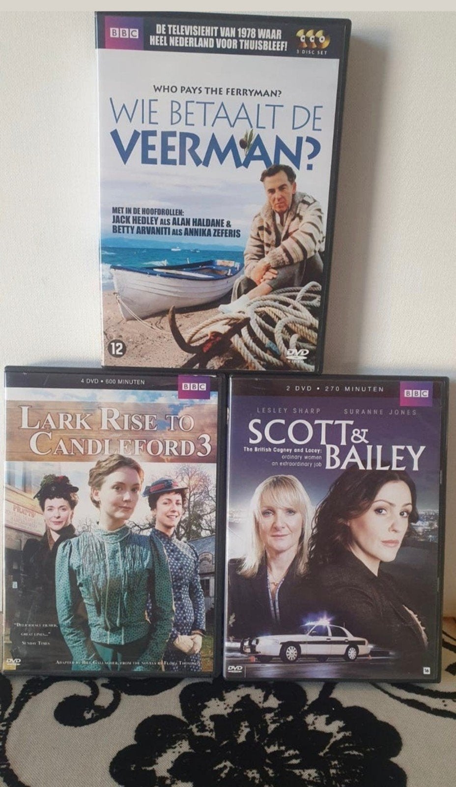 BBC DVD Boxsets 3x :Wie Betaalt de Veerman?,Lark Rise,Scott&, Vanaf 12 jaar, Verzenden, Gebruikt, Drama