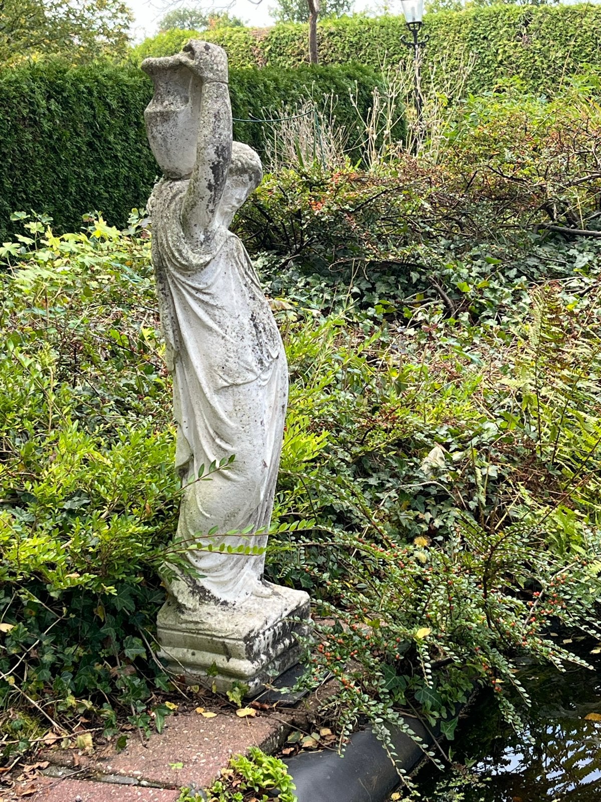 Tuinbeeld vrouw met kruik, 1 meter hoog, voor fontein, Ophalen, Gebruikt, Beton, Mensenbeeld