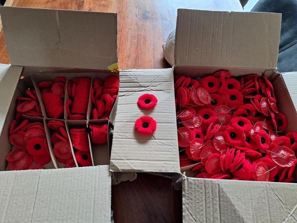 Grote partij klaprozen WOI herdenking (poppies), Ophalen of Verzenden, Zo goed als nieuw