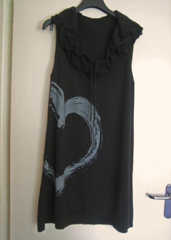 Artistieke zwarte tuniek-jurk met grote col HEART42 snazzeys, Verzenden, Maat 42/44 (L), Zo goed als nieuw, Onder de knie