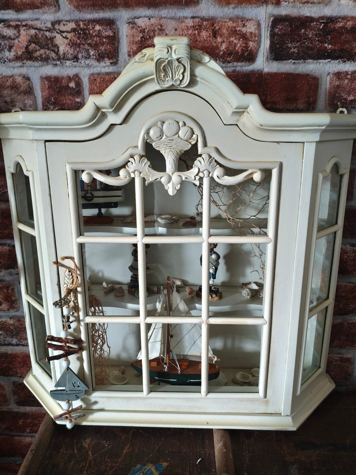 Antiek hangkastje met maritieme accessoires, Ophalen