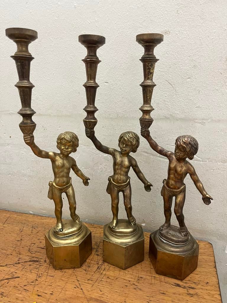 Antieke bronzen kandelaars met putti - Set van 3, Antiek en Kunst, Ophalen of Verzenden, Koper of Brons