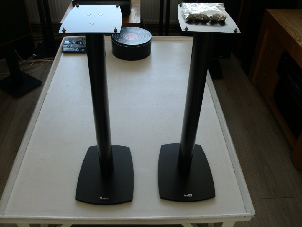 Dynaudio standaards nieuwstaat met spik s. Black metalic., Overige merken, Stereo speakers, Ophalen of Verzenden, Zo goed als nieuw