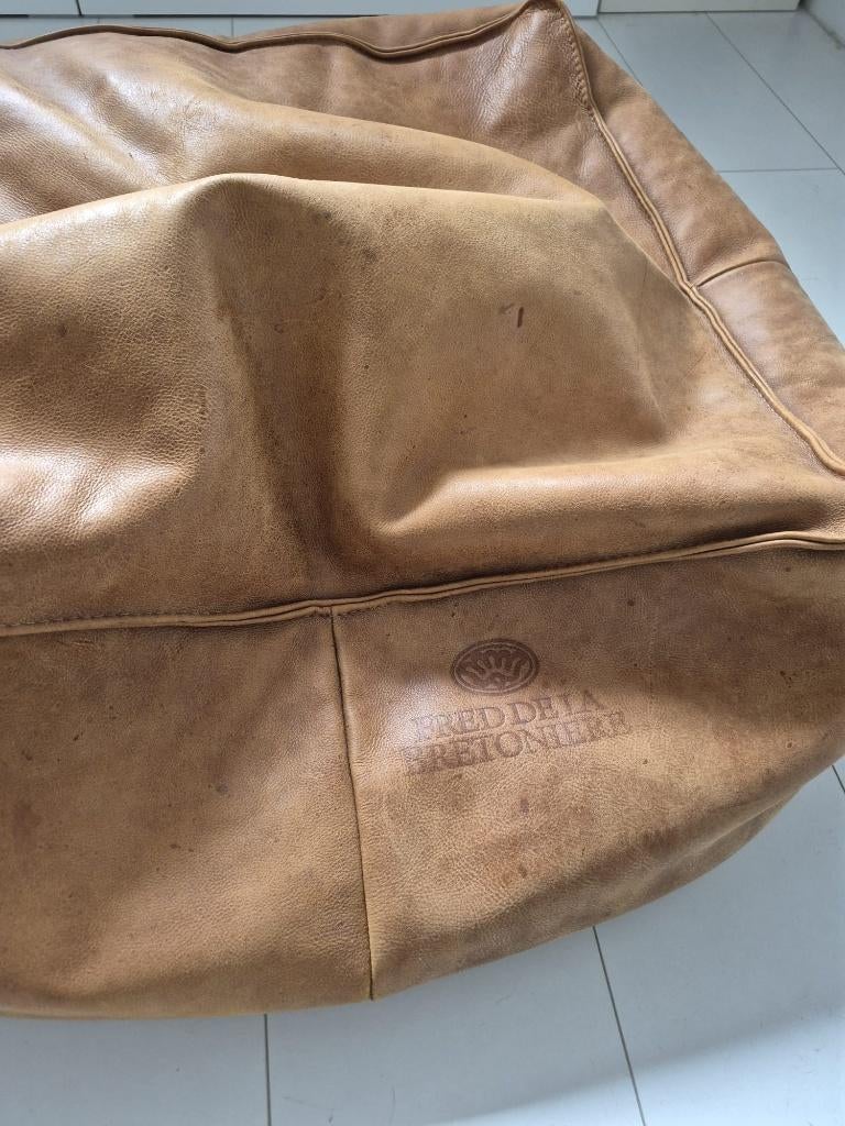 Poef Fred de la Bretoniere, Huis en Inrichting, Ophalen, Leer, Zo goed als nieuw, 50 tot 75 cm
