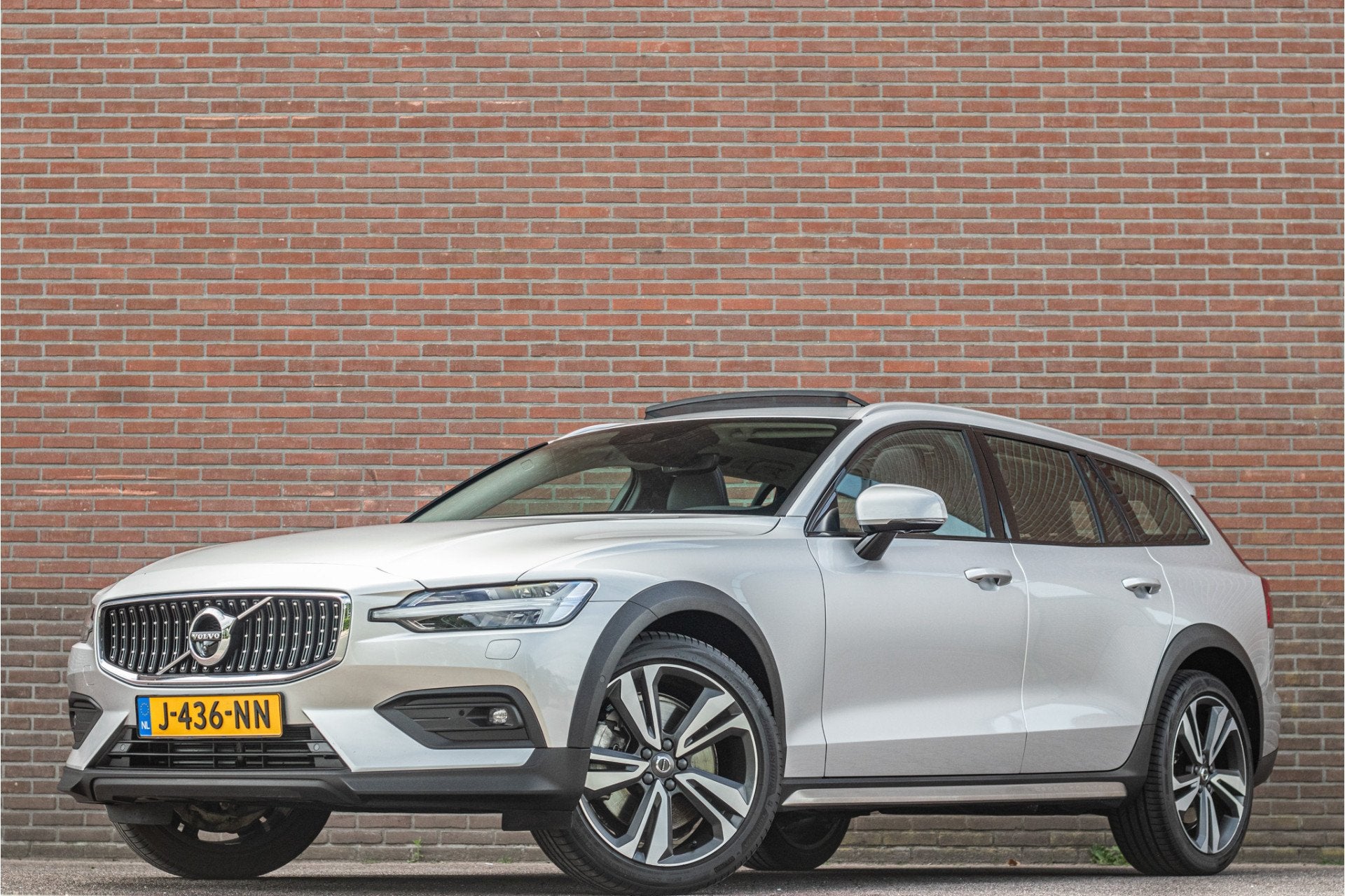 Volvo V60 Cross Country B5 AWD Pro, Origineel NL, Nappaleder, 15 km/l, 4 cilinders, 750 kg, 5 stoelen