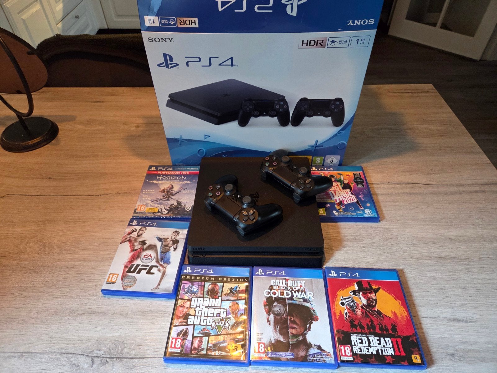PS4 Slim 1tb met 2 controllers en 6 games, Ophalen of Verzenden, Zo goed als nieuw