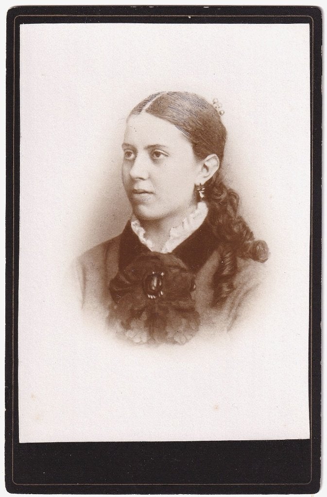 Kabinetfoto - Portret Jonge Vrouw - Jurk - Lang Haar, Verzamelen, Gebruikt, Foto, Ophalen of Verzenden, Voor 1940