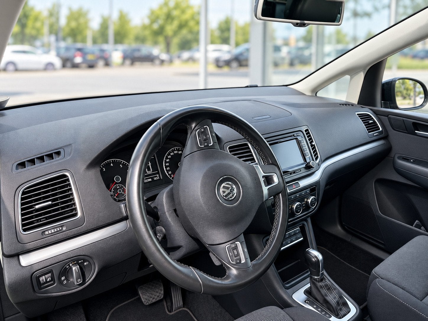 Volkswagen Sharan 2.0 TSI 200PK Highline 7-Persoons DSG. | X, Auto's, Stof, Zwart, 7 stoelen, Zwart