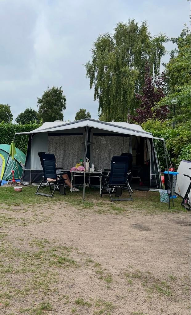 Leuke Caravelair 420 uit 1993 met voortent en luifel, Koelkast, Omvormbare zithoek, Treinzit, Particulier