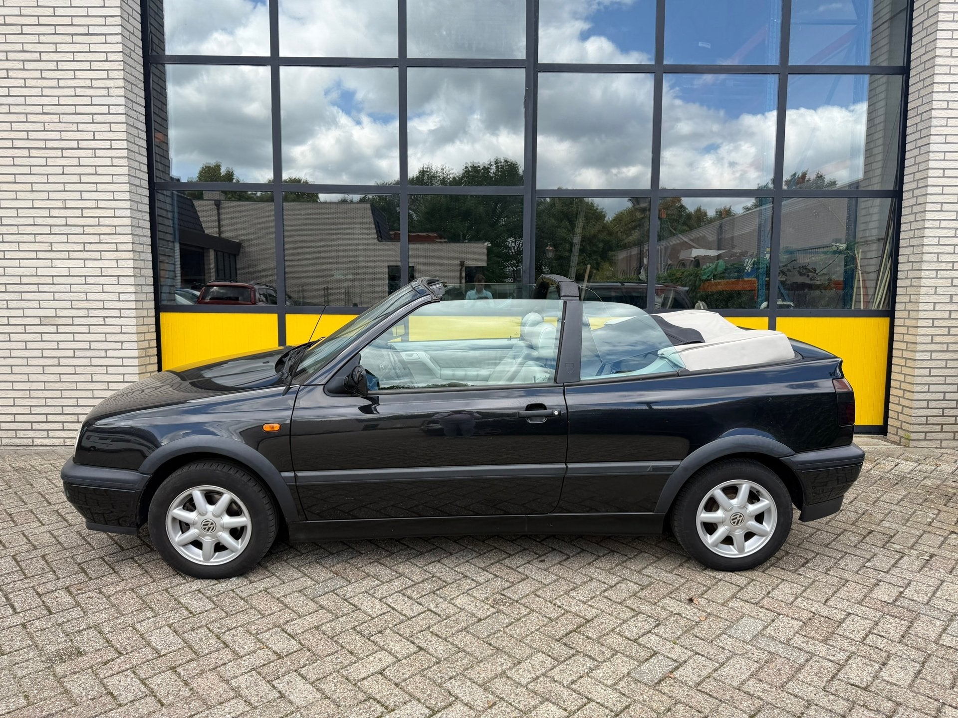 Volkswagen Golf Cabriolet 1.8 Avantgarde, elektrische kap (, Gebruikt, Beige, 4 cilinders, Cabriolet