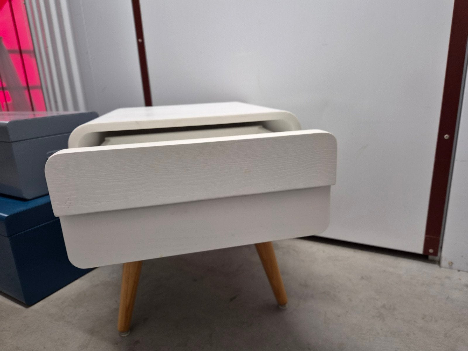 Modern wit nachtkastje met houten poten, Ophalen, Minder dan 45 cm, Minder dan 55 cm, Zo goed als nieuw