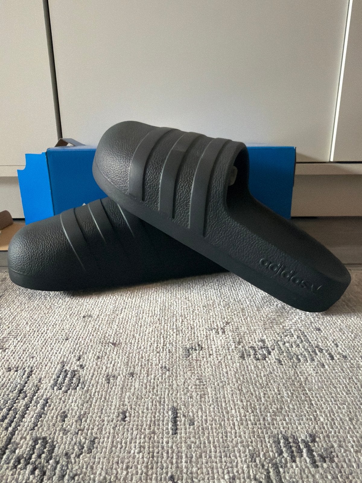 Adidas Adifom Adilette Slippers - Zwart (Nieuw), Ophalen of Verzenden, Nieuw, Zwart, Slippers