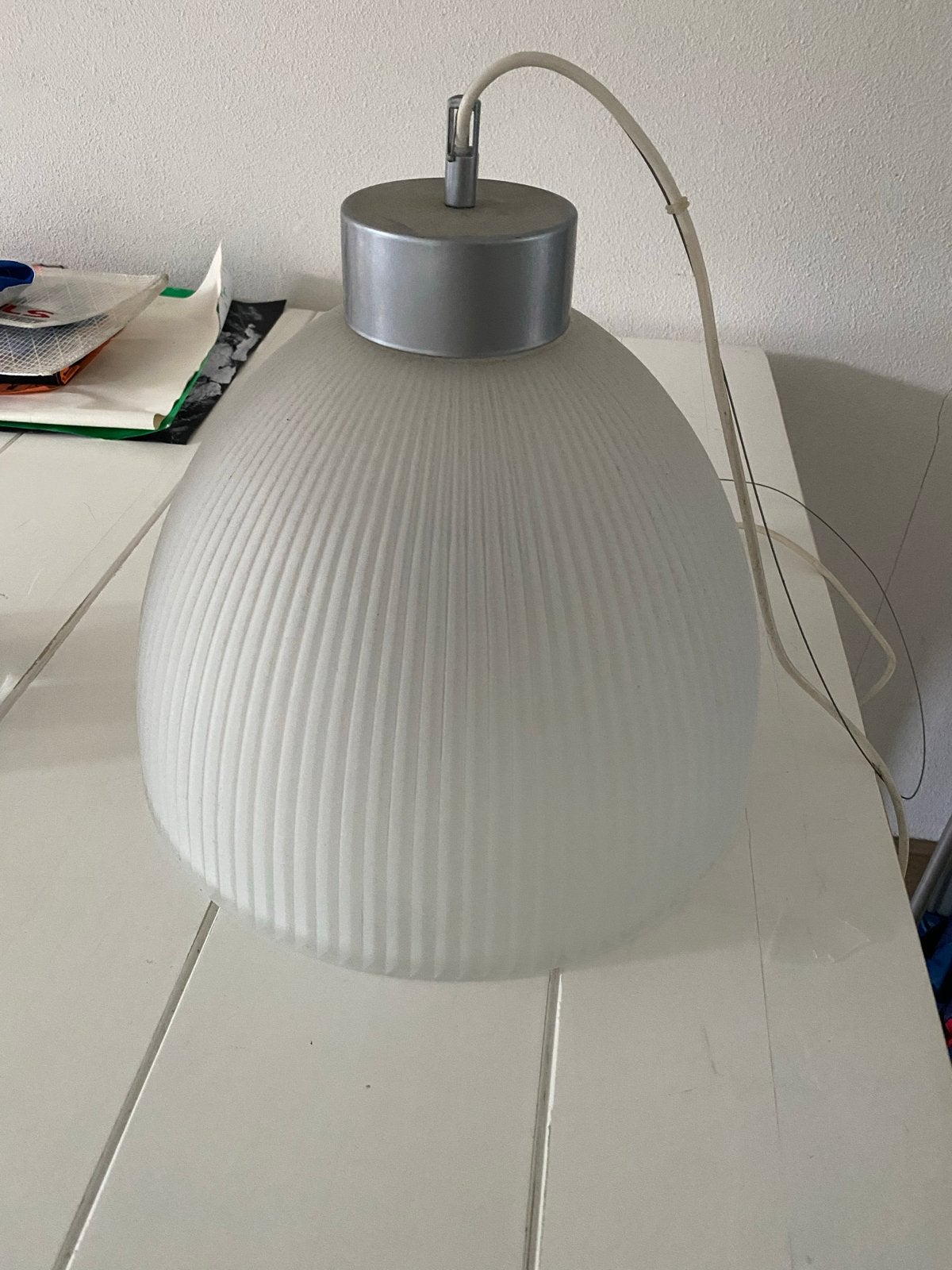 Hanglamp met geribbeld glas en metalen kap, Ophalen, Gebruikt, Glas, E27 (groot)