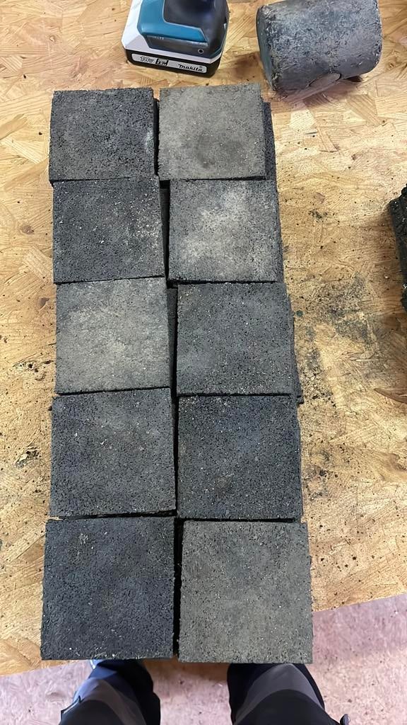 100 rubberen tegeldragers van ongeveer 10x10x1 cm, Tuin en Terras, Ophalen of Verzenden, Gebruikt, Kunststof