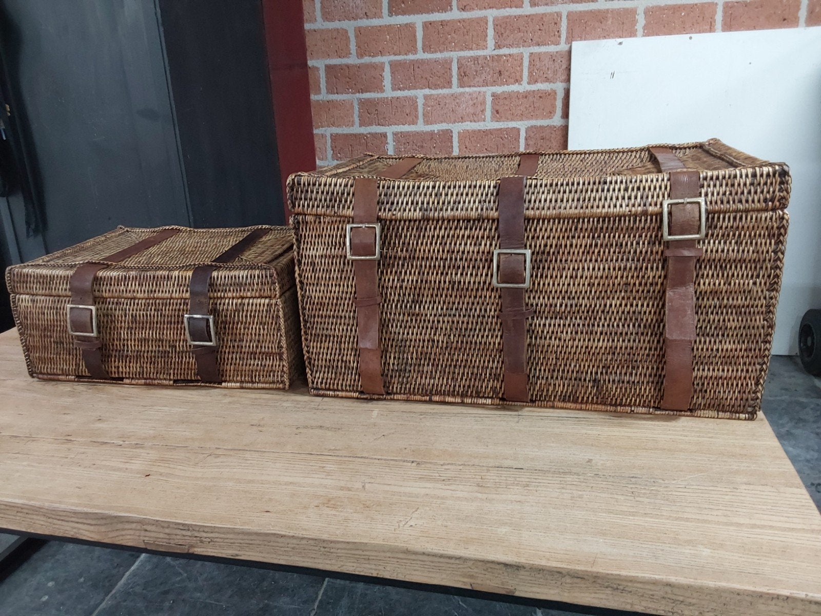 Set van 2 oude rieten koffers met leren riemen, Ophalen, 30 cm of meer, Gebruikt, Bruin