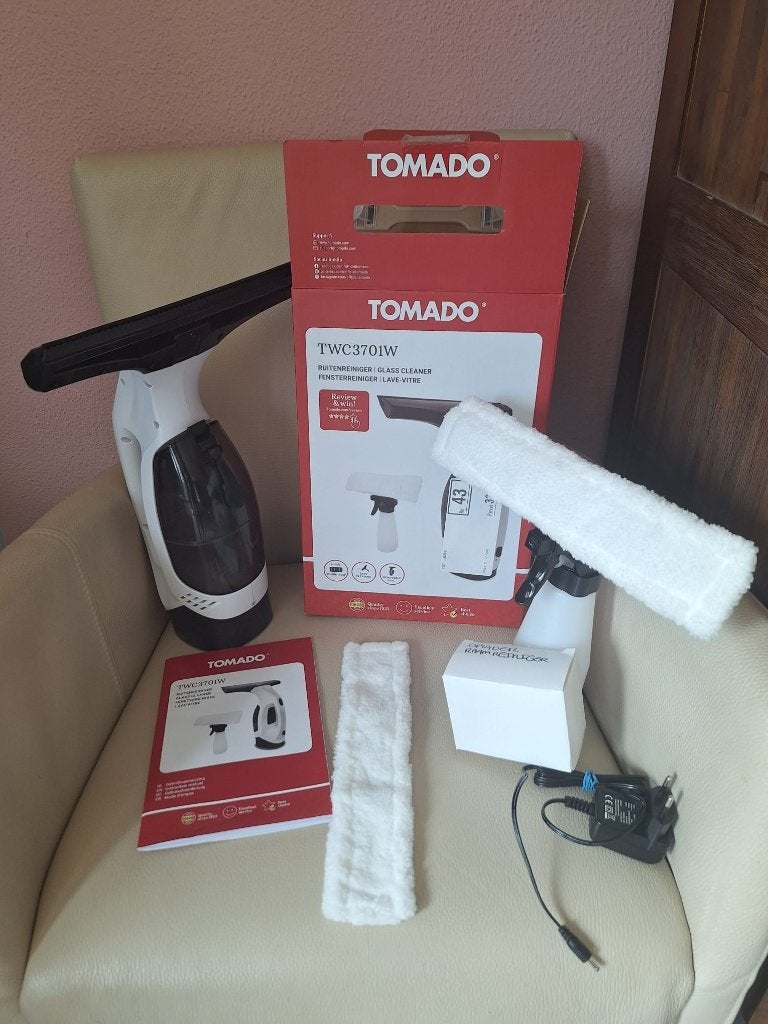 Nieuw: Tomado Ruitenreiniger TWC3701W + accessoires +oplader, Ophalen of Verzenden, Raamwisser of Trekker