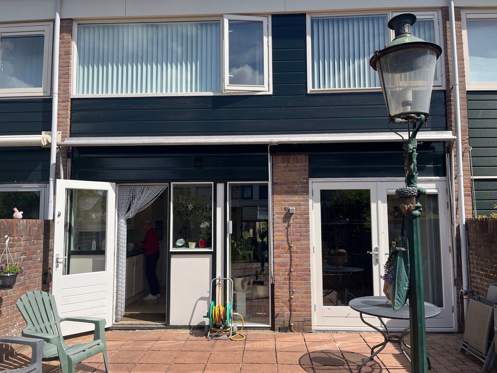 Zonnescherm ,handmatig bediend, zelf demonteren na 1aug., Tuin en Terras, Zonneschermen, Ophalen of Verzenden, Gebruikt, Knikarmscherm
