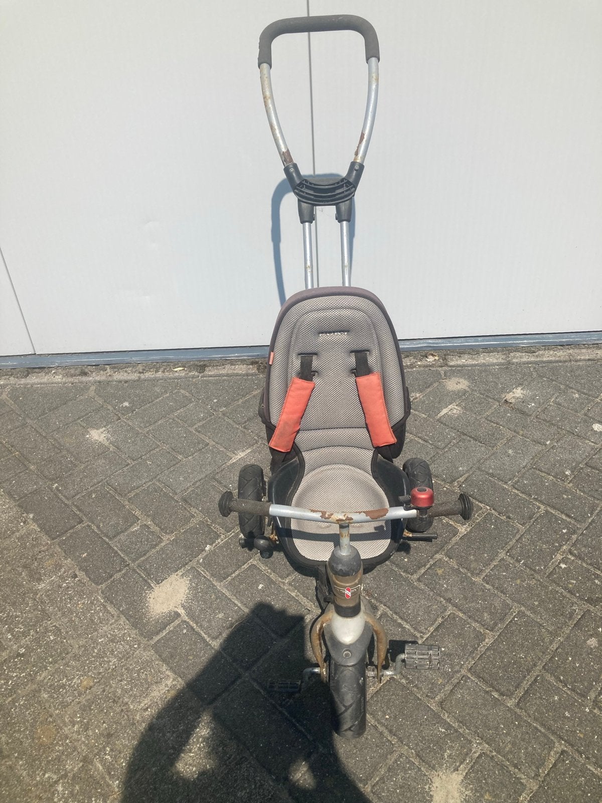 Gebruikte driewieler met duwstang, Ophalen, Gebruikt, Velgrem, Duwstang